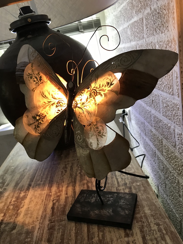 Beoordeling Primitief Beschietingen Een metalen lamp in de vorm van een vlinder, heel mooi! -  CountryClassicDesign, Alle accessoires voor in en om uw huis. Maak van je  huis een thuis.