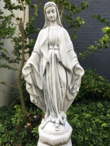 Mutter Maria, große Vollsteinskulptur