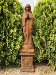 Mutter Maria / Mutter Maria, groß auf Sockel, Vollsteinskulptur Oxid