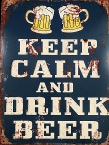 Schild mit der Aufschrift: 'KEEP CALM AND DRINK BEER', schönes Schild!