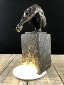 Een bronzen beeld/sculptuur van een duikende man, ''THE DIVE''