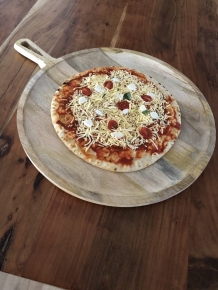 dienblad-pizza met handvat, rustiek dienblad gemaakt van massief hout.