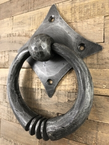 Pull-ring - deurklopper smeedijzer voor op de rustieke houten deur, kloosterdeur, landhuisdeur.