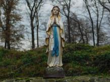 Marienstatue mit Rosenkranz - Polystone