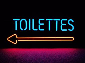 Neon <-- Toilettes - 56 cm - Blau mit Rot