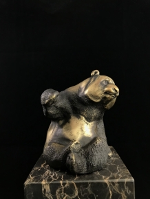 Een bronzen beeld/sculptuur van een zittende panda, op mooie grote voet!