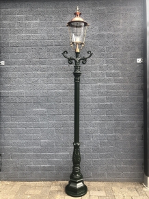 Buitenlamp, lantaarn met keramische fitting en glas, gegoten aluminium paal, met koperen ronde kap, hoog 240 cm