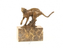 Eine Bronzestatue/Skulptur eines laufenden Pumas