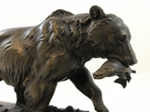 Een bronzen beeld/sculptuur van een grizzly beer