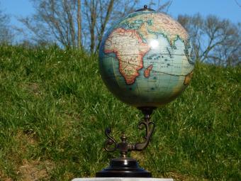 Vintage Globe on Ornate Base - 58 cm - Brass and Wood