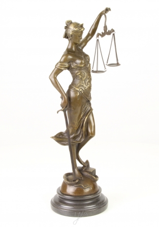 Een bronzen beeld van de Vrouwe Justitia