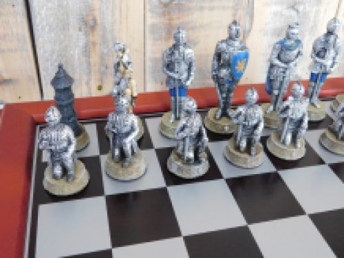 Een schaakspel met als thema: ''MEDIEVAL KNIGHTS'', fraaie schaakstukken als middeleeuwse ridders