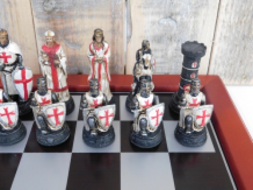 Een schaakspel met als thema: ''MEDIEVAL KNIGHTS'', fraaie schaakstukken als middeleeuwse ridders op houten schaakbord.