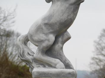 Horse on pedestal - 150 cm - Stone