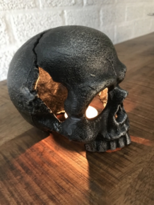 Skull made of metal, very special, for the enthusiast!!