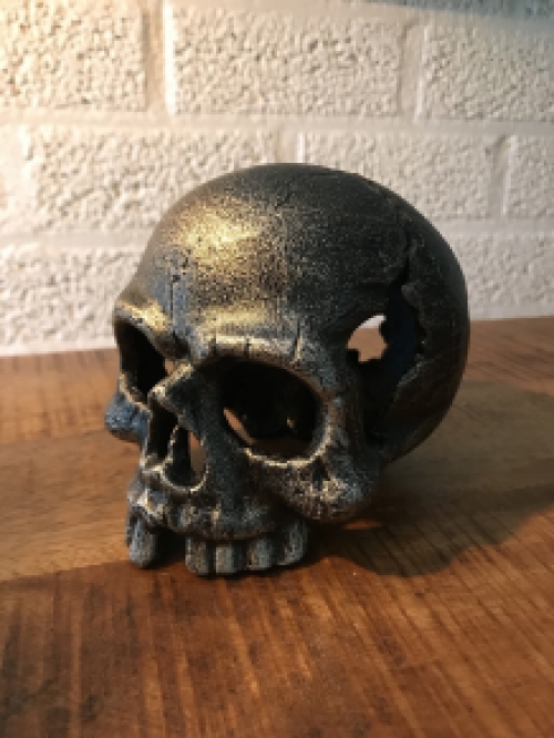 Skull made of metal, very special, for the enthusiast!!