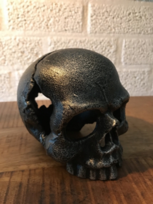 Skull made of metal, very special, for the enthusiast!!